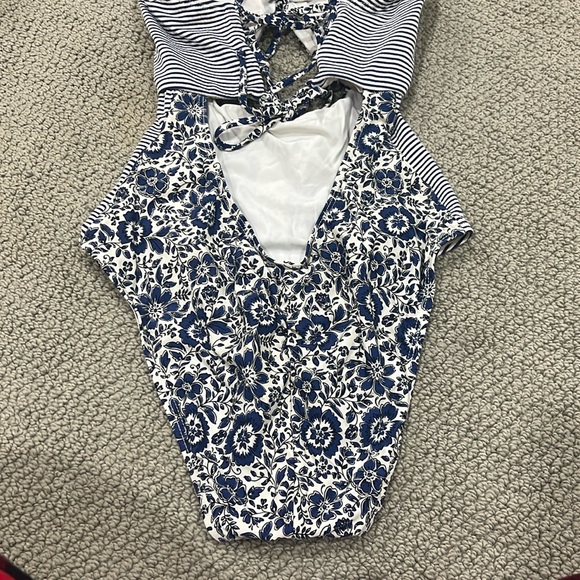 Von Maur one piece - Picture 5 of 6